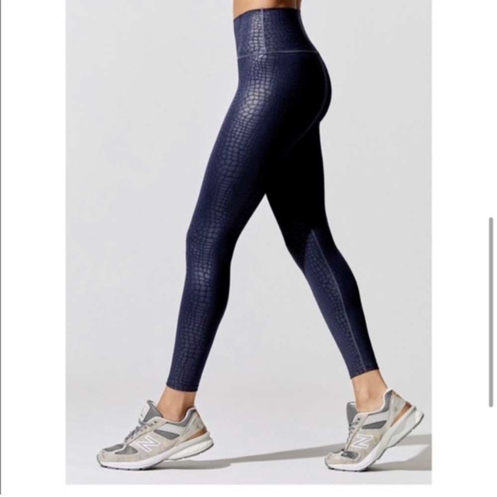 Carbon 38 Navy Crocodile print leggings size small